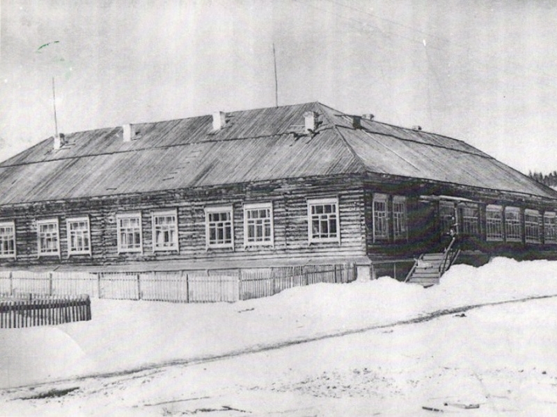 Первое здание школы